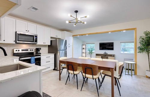 Canyon Lake Cabaña | 2 Mi to Canyon Lake: Cottage w/ Fire Pit & Grill