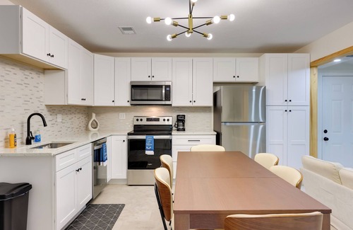 Canyon Lake Cabaña | 2 Mi to Canyon Lake: Cottage w/ Fire Pit & Grill