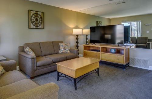 Indio Apartamento | 2 Mi to Coachella and Stagecoach Condo with Pool