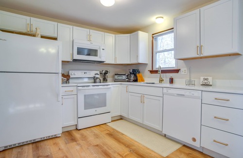 Centerville Casa | 2 Mi to Covell’s Beach: Centerville Home w/ Deck