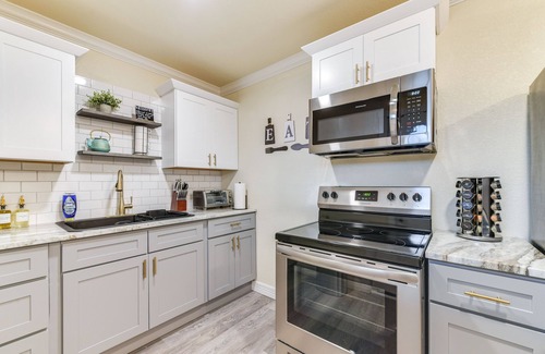 East Riverside Apartamento | 2 Mi to Dtwn: Chic Waco Studio w/ Fire Pit!
