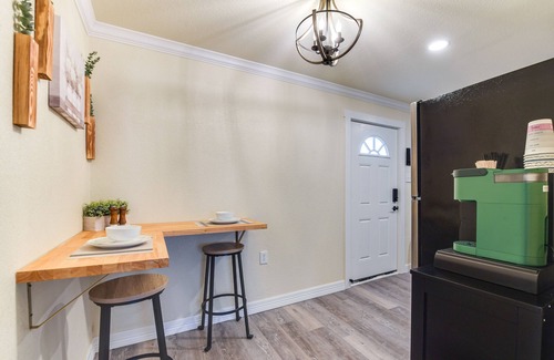 East Riverside Apartamento | 2 Mi to Dtwn: Chic Waco Studio w/ Fire Pit!