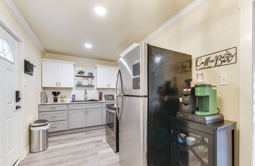 East Riverside Apartamento | 2 Mi to Dtwn: Chic Waco Studio w/ Fire Pit!