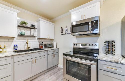 East Riverside Apartamento | 2 Mi to Dtwn Chic Waco Studio with Fire Pit!