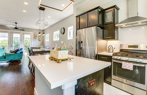 Northside Cabaña | 2 Mi to Dtwn: Modern Houston Home w/ Private Patio