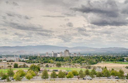 Northeast Reno Casa | 2 Mi to Dtwn Reno and UNR City-View Townhome!