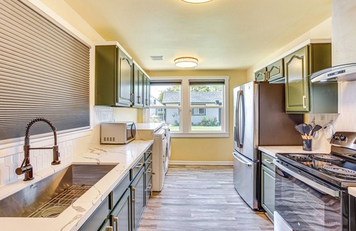 Hilltop Casa | 2 Mi to Dtwn Tacoma: Charming Home w/ Deck & Yard!