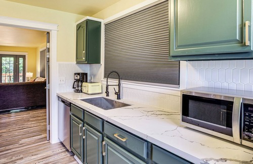 Hilltop Casa | 2 Mi to Dtwn Tacoma: Charming Home w/ Deck & Yard!