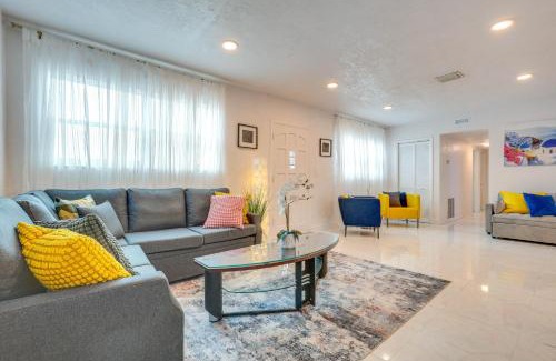 Miami Gardens Casa | 2 Mi to Hard Rock Stadium Home with Spacious Yard