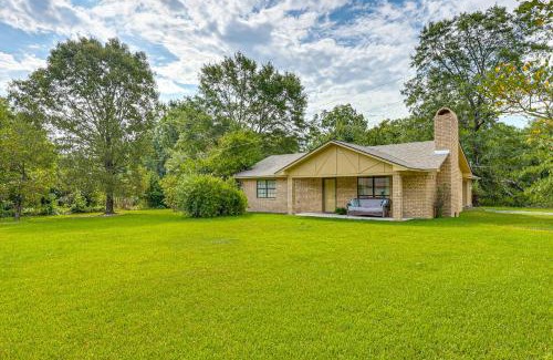 Redlick Casa | 2 Mi to Hospital Texarkana Family Home with Yard!