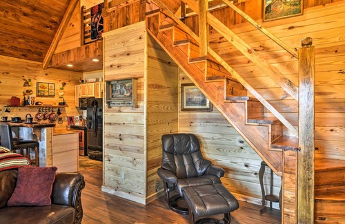 Hot Springs Cabina | Log Cabin w / Great Yard- 2 millas al lago Hamilton!