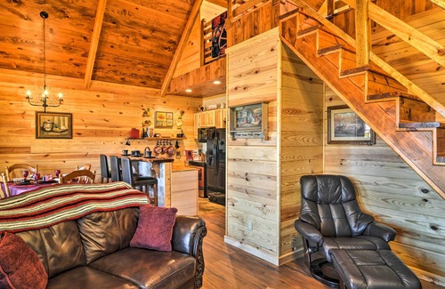 Hot Springs Cabina | Log Cabin w / Great Yard- 2 millas al lago Hamilton!
