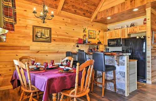 Hot Springs Cabina | Log Cabin w / Great Yard- 2 millas al lago Hamilton!