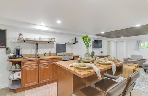 Belmont Cragin Apartamento | 2 Mi to Logan Square: Pet-Friendly Unit w/ Yard!