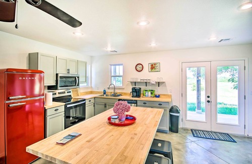 Grove Cabina | 2 Mi to Marinas & Grove: Cozy Cabin w/ Grill
