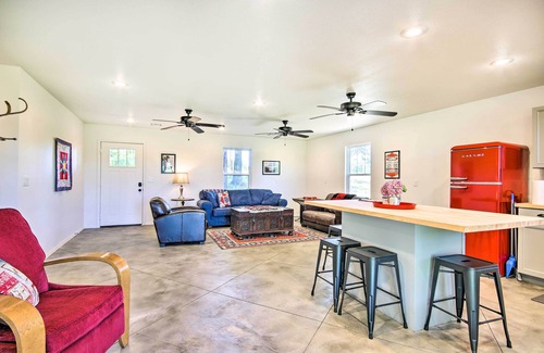 Grove Cabina | 2 Mi to Marinas & Grove: Cozy Cabin w/ Grill