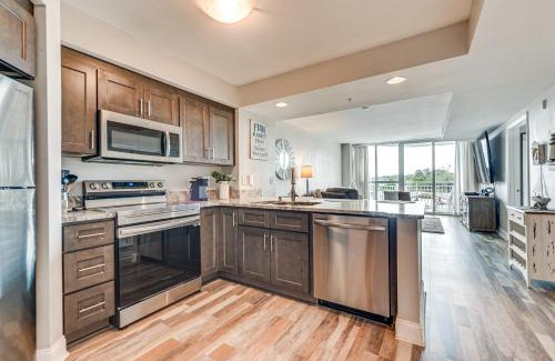North Myrtle Beach Apartamento | 2 Mi to Ocean Waterfront North Myrtle Beach Condo