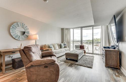 North Myrtle Beach Apartamento | 2 Mi to Ocean Waterfront North Myrtle Beach Condo