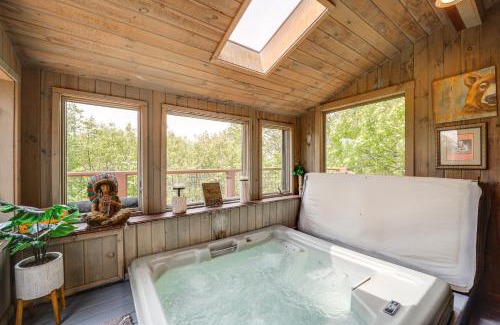 Seven Devils Casa | 2 Mi to Otter Falls Hot Tub Haven in Seven Devils