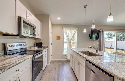 Dunnellon Cabaña | 2 Mi to Rainbow Springs: Home w/ Hot Tub!