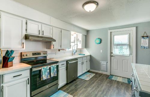 Aransas Pass Casa | 2 Mi to Redfish Bay Aransas Pass Home with Fire Pit