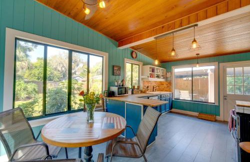 Palmetto Casa | 2 Mi to Riverwalk Palmetto Gem with Fire Pit and BBQ
