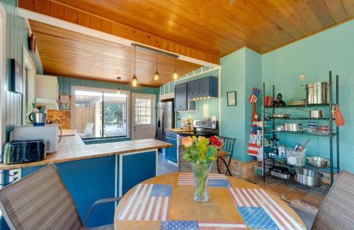 Palmetto Casa | 2 Mi to Riverwalk Palmetto Gem with Fire Pit and BBQ