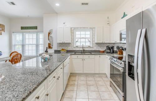 Central Myrtle Beach Apartamento | 2 Mi to Shore Myrtle Beach Condo with Pool!