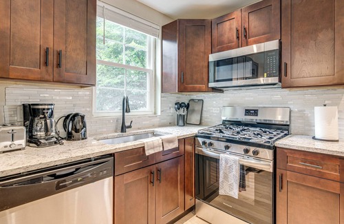 South Shore Casa | 2 Mi to South Shore Beach: Urban Retreat w/Yard