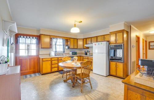 Etowah Casa | 2 Mi to Town Rustic East Tennessee Home!