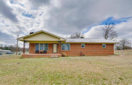 Etowah Casa | 2 Mi to Town Rustic East Tennessee Home!