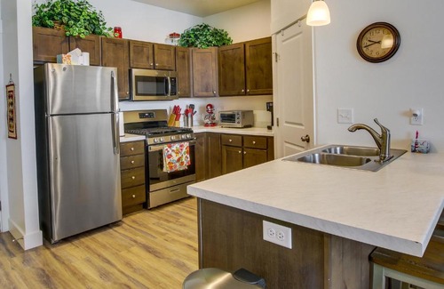 Providence Casa | 2 Mi to Zootah Providence Townhome with Fireplaces