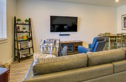 Providence Casa | 2 Mi to Zootah Providence Townhome with Fireplaces
