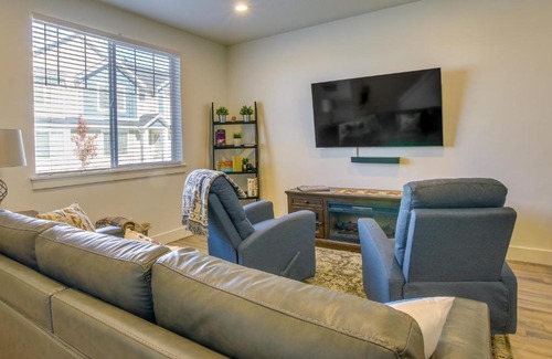 Providence Casa | 2 Mi to Zootah Providence Townhome with Fireplaces