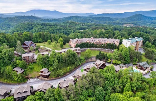 Pigeon Forge Casa | 2 Miles from Dollywood Family Resort with Seasonal Outdoor Swimming Pool, Year around Heated Indoor Swimming Pool, Townhome Style Cabin, Private Hot Tub, Arcade, TV, Wifi, Kitchen with Refrigerator, Washer and Dryer