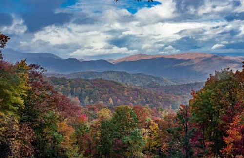 Pigeon Forge Casa | 2 Miles from Dollywood Family Resort with Seasonal Outdoor Swimming Pool, Year around Heated Indoor Swimming Pool, Townhome Style Cabin, Private Hot Tub, Arcade, TV, Wifi, Kitchen with Refrigerator, Washer and Dryer