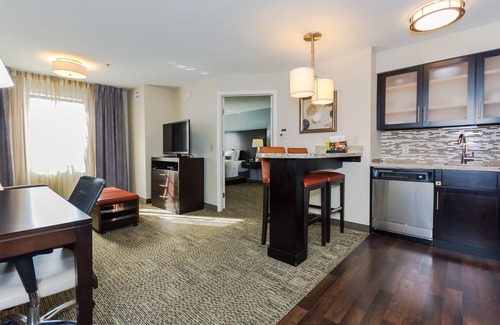 Grand Forks Condominio | A 2 minutos de la Universidad de Dakota del Norte. Desayuno gratis. Piscina cubierta y bañera de hidromasaje.