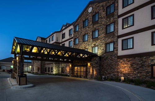 Grand Forks Condominio | A 2 minutos de la Universidad de Dakota del Norte. Desayuno gratis. Piscina cubierta y bañera de hidromasaje.