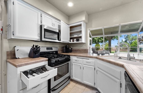 Palmdale Casa | 2 min to Hospital! Dreamy Desert Oasis 4B/3B Palmdale Hilltop Retreat