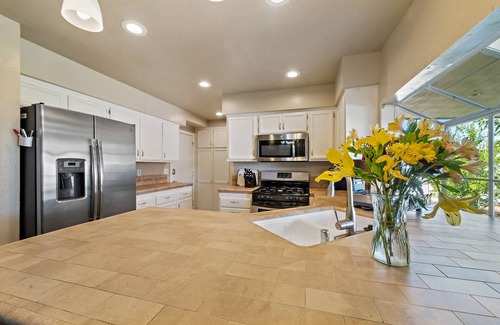 Palmdale Casa | 2 min to Hospital! Dreamy Desert Oasis 4B/3B Palmdale Hilltop Retreat