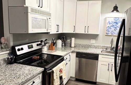 Loveland Casa | 2 min to Loveland,15 min to Kings Island-2 bed, patio, fenced yard,pet friendly