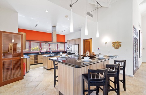 Esmeralda Casa | 2 min to Palm Beach * Pool * Gym * BBQ
