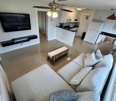 Lauderdale-by-the-Sea Apartamento | 2 min walk to beach with free parking at Lauderdale 17-1