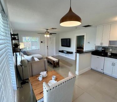 Lauderdale-by-the-Sea Apartamento | 2 min walk to beach with free parking at Lauderdale 17-1