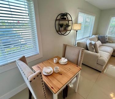 Lauderdale-by-the-Sea Apartamento | 2 min walk to beach with free parking at Lauderdale 17-1