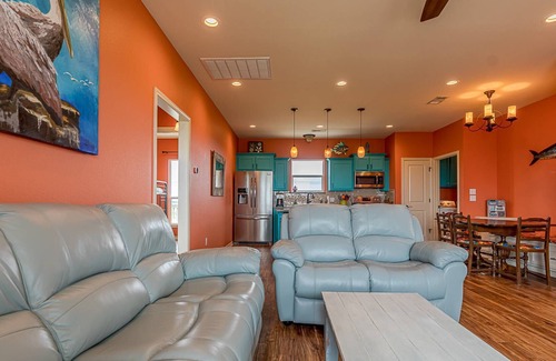 Galveston Casa | 2 Mins to Beach|RV Pad|Hookups|2 Decks|Water Views|Oversized Lot|Near Ferry|Dogs Welcome|Cargo Lift