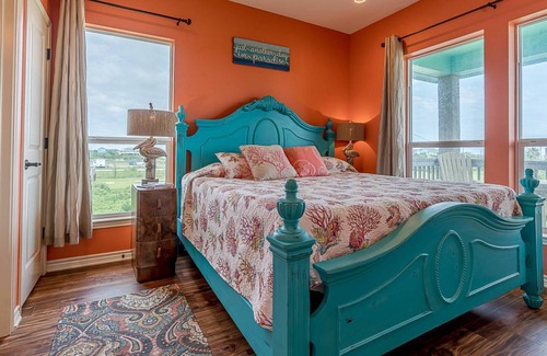 Galveston Casa | 2 Mins to Beach|RV Pad|Hookups|2 Decks|Water Views|Oversized Lot|Near Ferry|Dogs Welcome|Cargo Lift