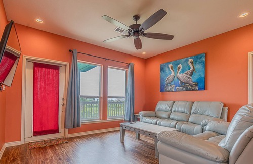Galveston Casa | 2 Mins to Beach|RV Pad|Hookups|2 Decks|Water Views|Oversized Lot|Near Ferry|Dogs Welcome|Cargo Lift