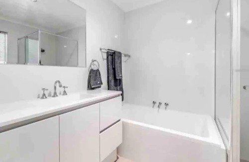 Henley Beach Casa | 2 mins to Henley Square, parking, wifi and outdoor area. Sleeps 7, Pet friendly