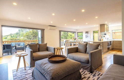 Ostend Casa | 2 minute drive to the beach, 3 minute walk to the pool, spa at the property